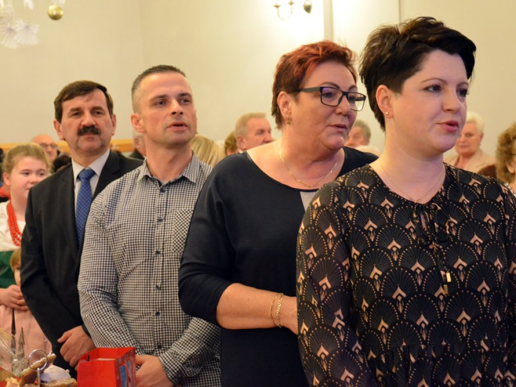 Spotkali się niepełnosprawni i starsi mieszkańcy z całej gminy. Dzieląc się opłatkiem życzyli sobie miłości
