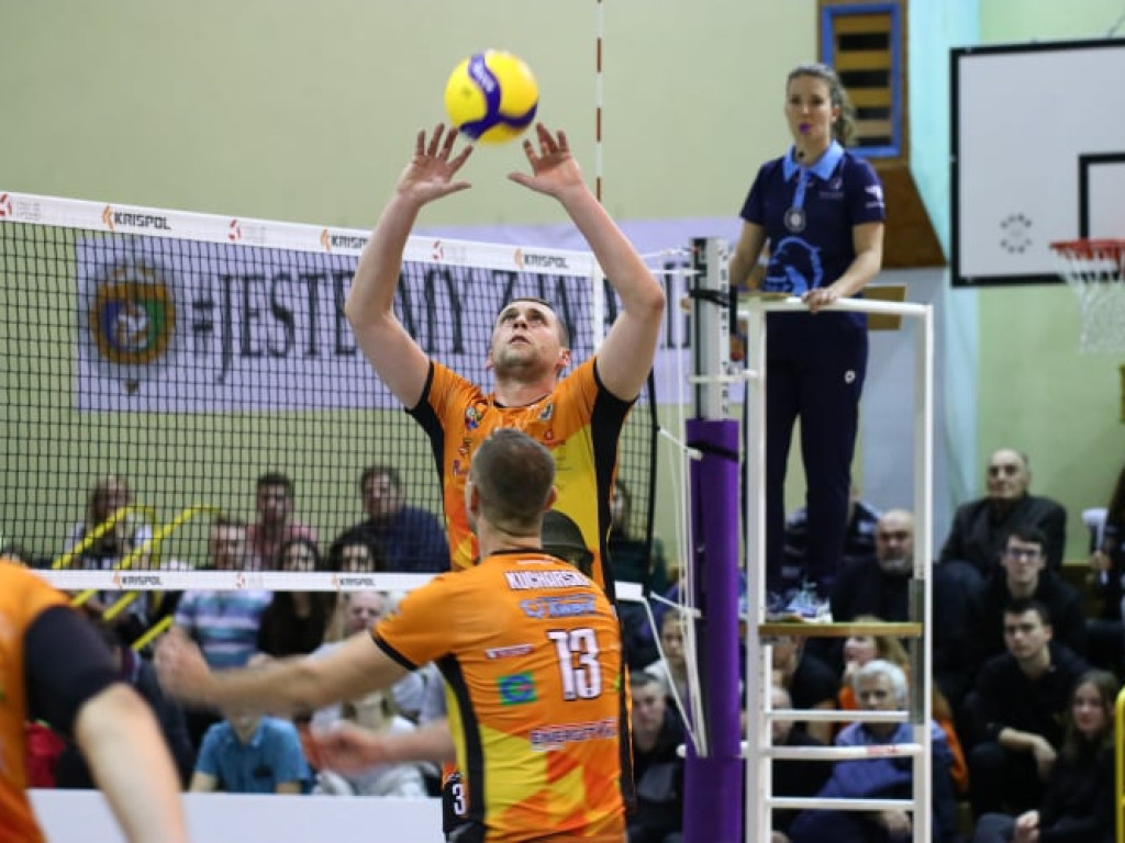 Przegrane derby z Gwardią. Na trybunach gwizdy po kontrowersyjnych decyzjach sędziów