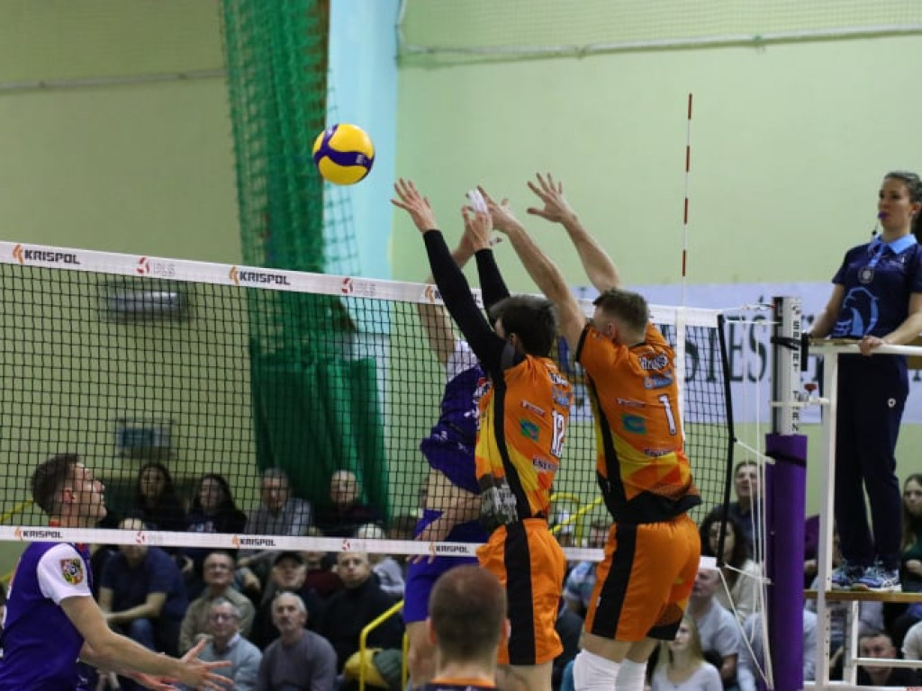 Przegrane derby z Gwardią. Na trybunach gwizdy po kontrowersyjnych decyzjach sędziów