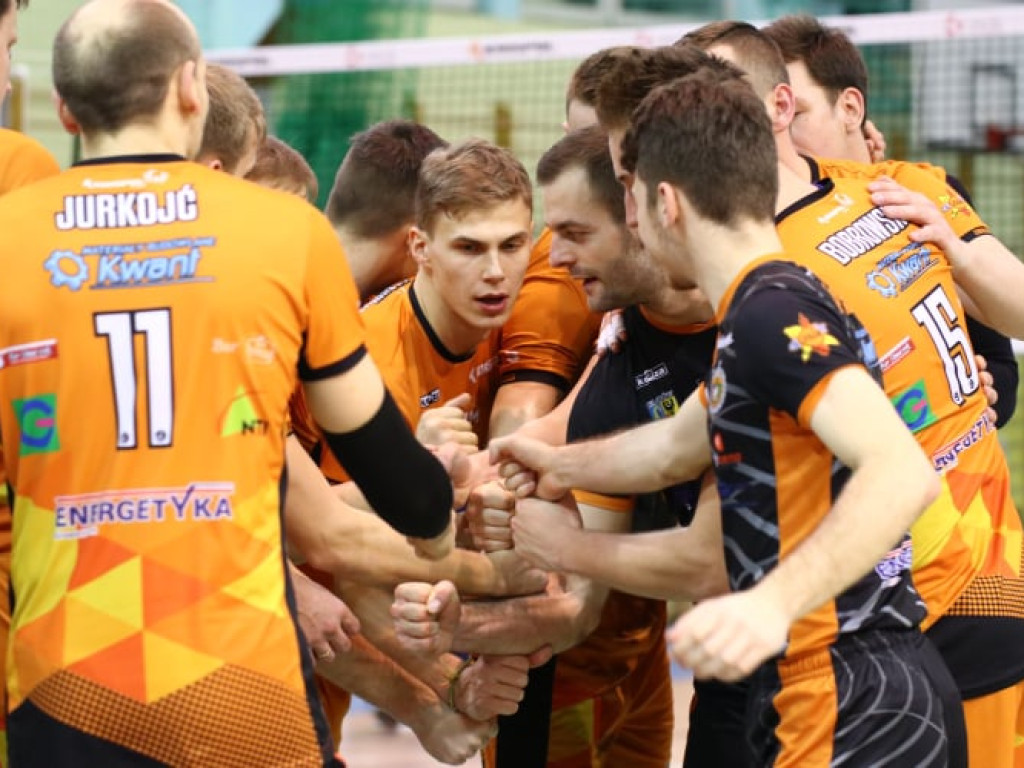 Przegrane derby z Gwardią. Na trybunach gwizdy po kontrowersyjnych decyzjach sędziów