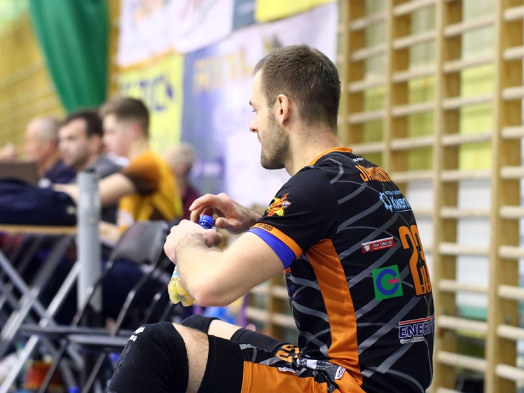 Przegrane derby z Gwardią. Na trybunach gwizdy po kontrowersyjnych decyzjach sędziów
