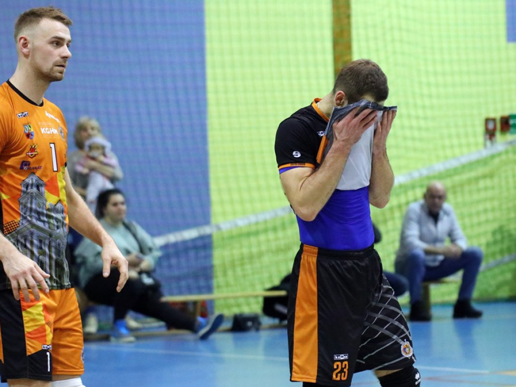Przegrane derby z Gwardią. Na trybunach gwizdy po kontrowersyjnych decyzjach sędziów
