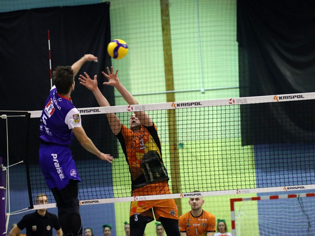 Przegrane derby z Gwardią. Na trybunach gwizdy po kontrowersyjnych decyzjach sędziów
