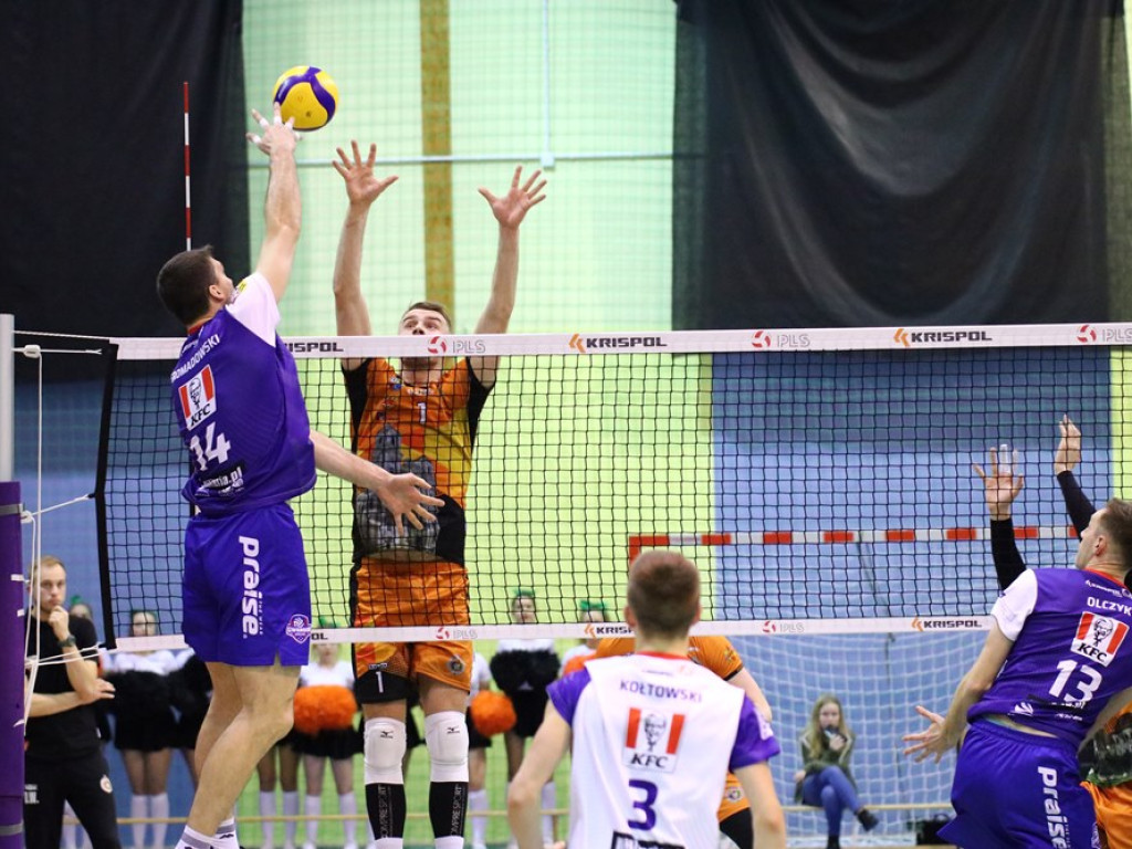 Przegrane derby z Gwardią. Na trybunach gwizdy po kontrowersyjnych decyzjach sędziów
