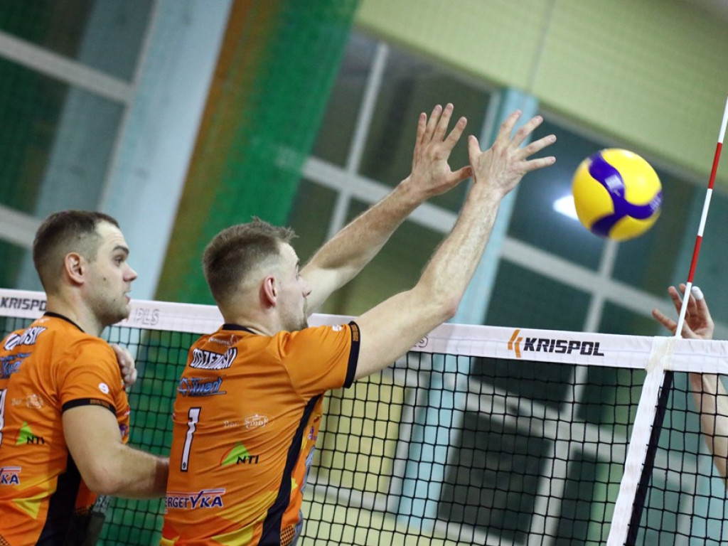 Przegrane derby z Gwardią. Na trybunach gwizdy po kontrowersyjnych decyzjach sędziów