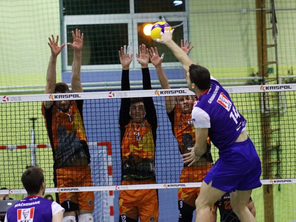 Przegrane derby z Gwardią. Na trybunach gwizdy po kontrowersyjnych decyzjach sędziów