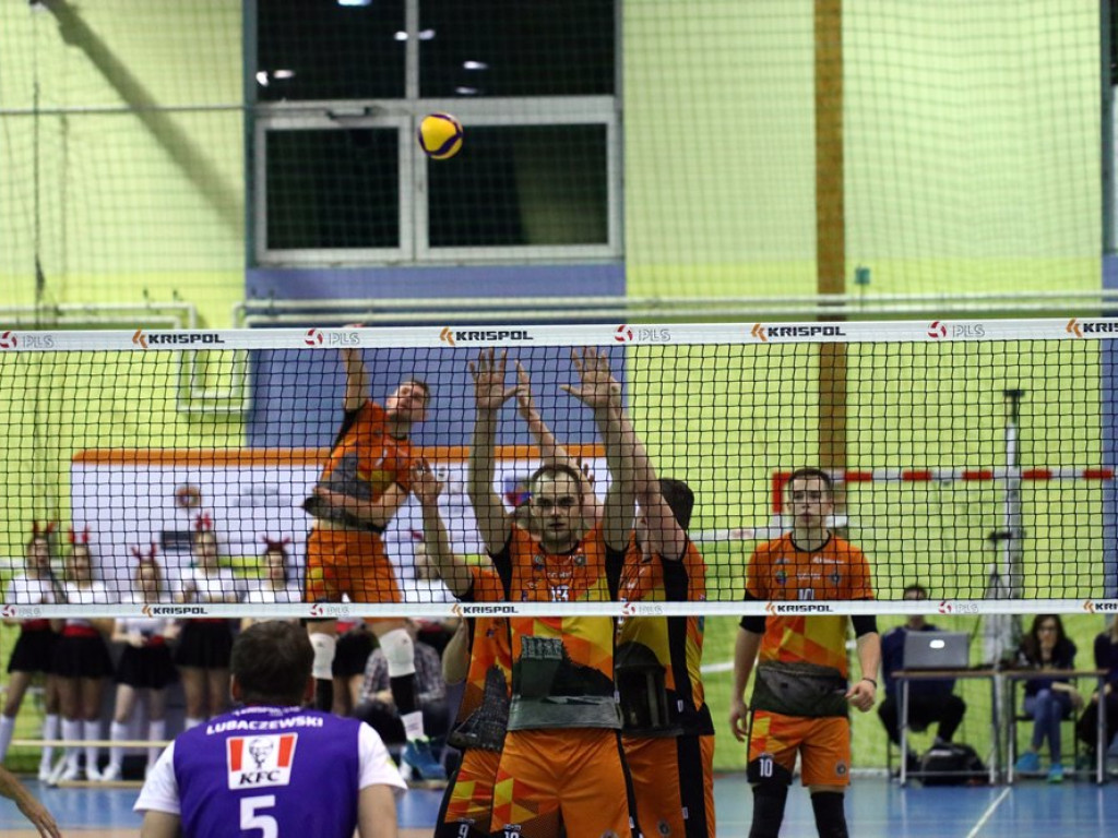 Przegrane derby z Gwardią. Na trybunach gwizdy po kontrowersyjnych decyzjach sędziów
