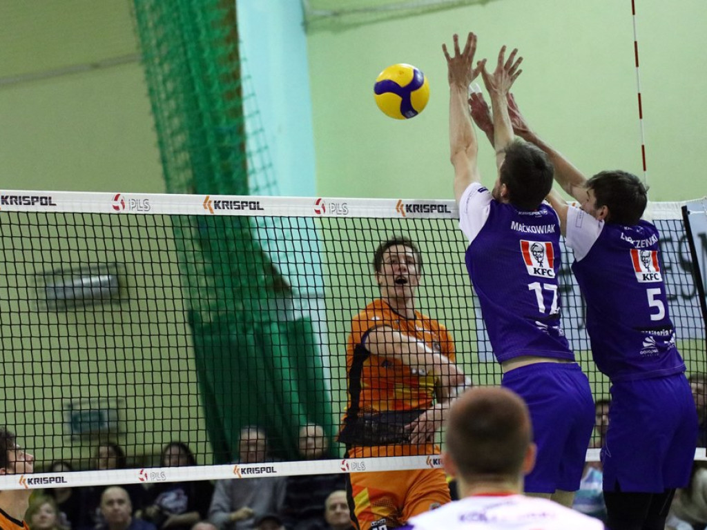Przegrane derby z Gwardią. Na trybunach gwizdy po kontrowersyjnych decyzjach sędziów