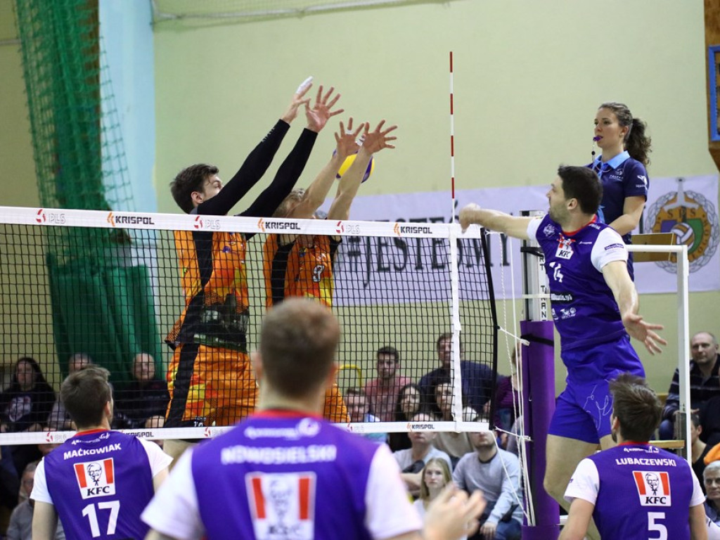 Przegrane derby z Gwardią. Na trybunach gwizdy po kontrowersyjnych decyzjach sędziów
