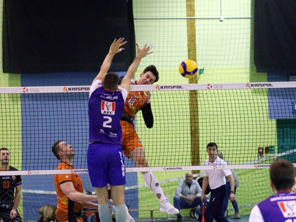 Przegrane derby z Gwardią. Na trybunach gwizdy po kontrowersyjnych decyzjach sędziów