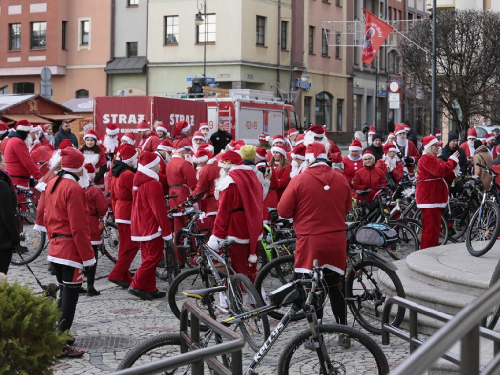 Padł rekord! Setki Mikołajów pojechało na rowerach z prezentami dla dzieci