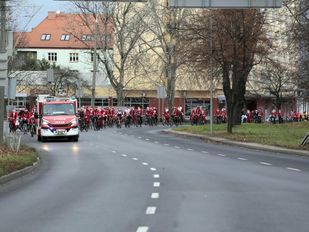 Padł rekord! Setki Mikołajów pojechało na rowerach z prezentami dla dzieci
