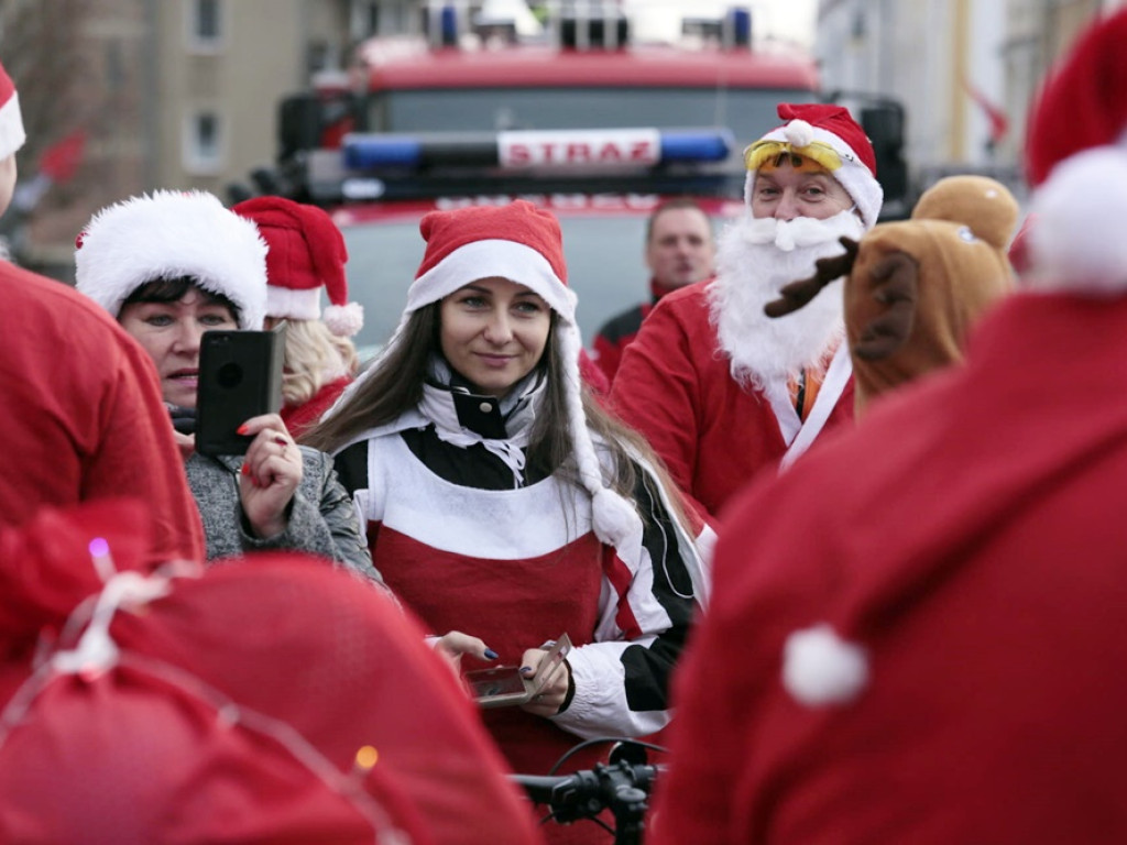 Padł rekord! Setki Mikołajów pojechało na rowerach z prezentami dla dzieci