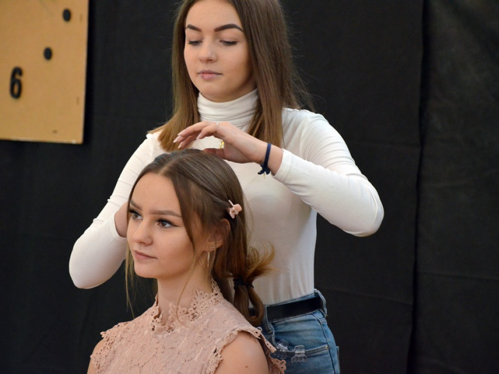 Królowe balu na konkursie fryzjerskim. Najlepsze z dziewczyn nagrodzone