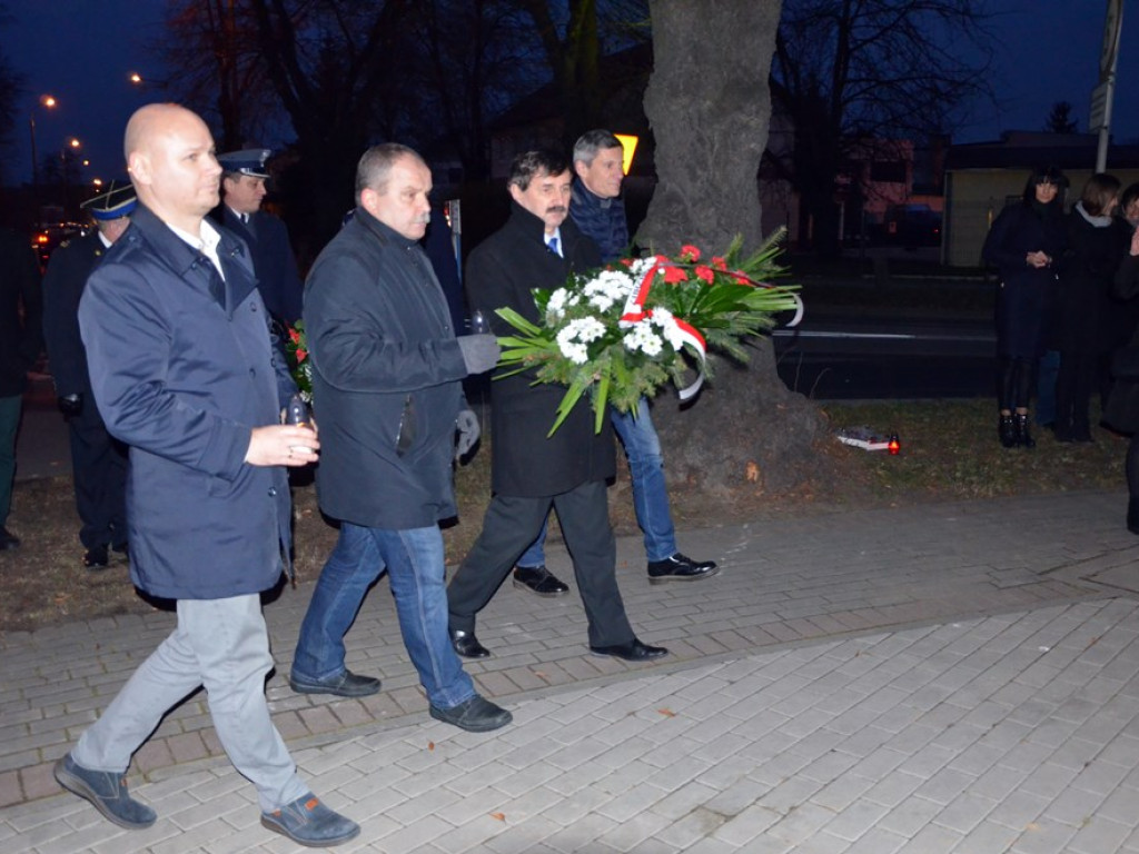 38. rocznica wprowadzenia stanu wojennego. Złożyli kwiaty pod pamiątkową tablicą