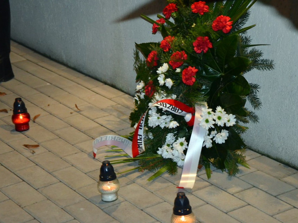 38. rocznica wprowadzenia stanu wojennego. Złożyli kwiaty pod pamiątkową tablicą