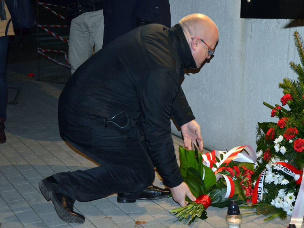 38. rocznica wprowadzenia stanu wojennego. Złożyli kwiaty pod pamiątkową tablicą