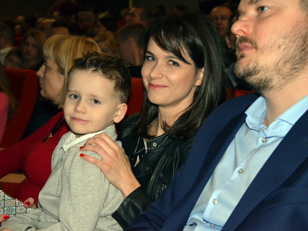 Kolędowanie z Rewią Graffiti przy pełnej sali. Brawa jak najbardziej zasłużone