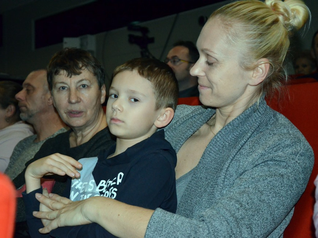 Kolędowanie z Rewią Graffiti przy pełnej sali. Brawa jak najbardziej zasłużone
