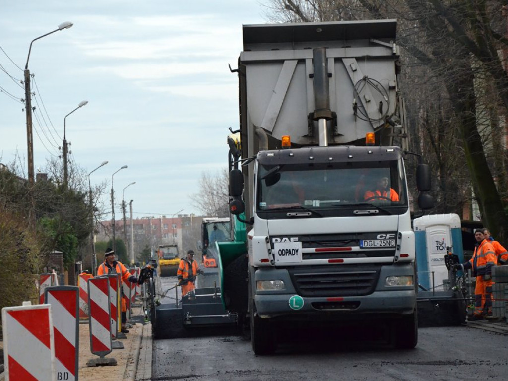 Trwa remont ulicy Rzemieślniczej. Leją tam asfalt, są utrudnienia w ruchu