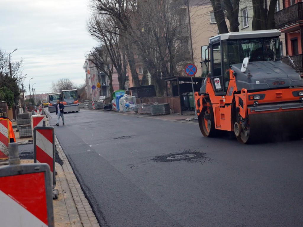Trwa remont ulicy Rzemieślniczej. Leją tam asfalt, są utrudnienia w ruchu