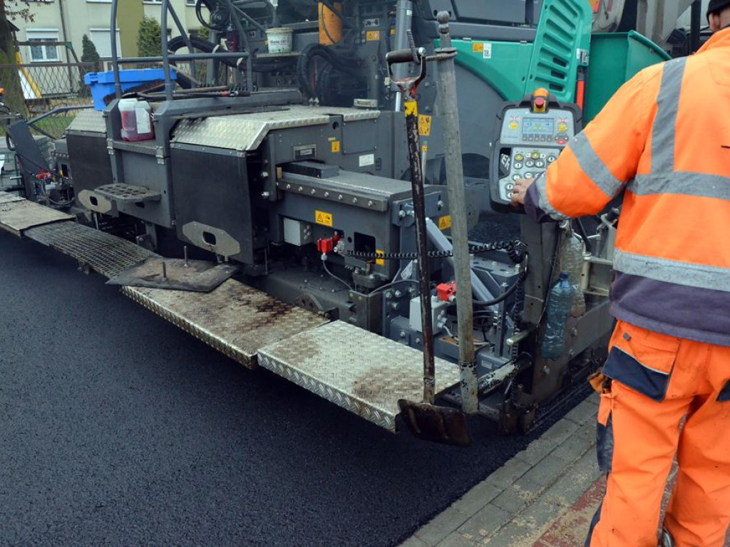 Trwa remont ulicy Rzemieślniczej. Leją tam asfalt, są utrudnienia w ruchu
