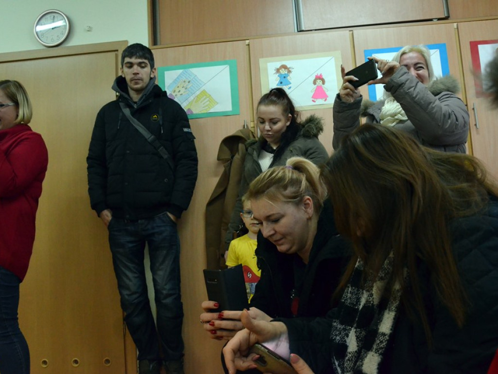 Przedszkolaki śpiewały świąteczne piosenki, a później ozdabiały z rodzicami choinkę