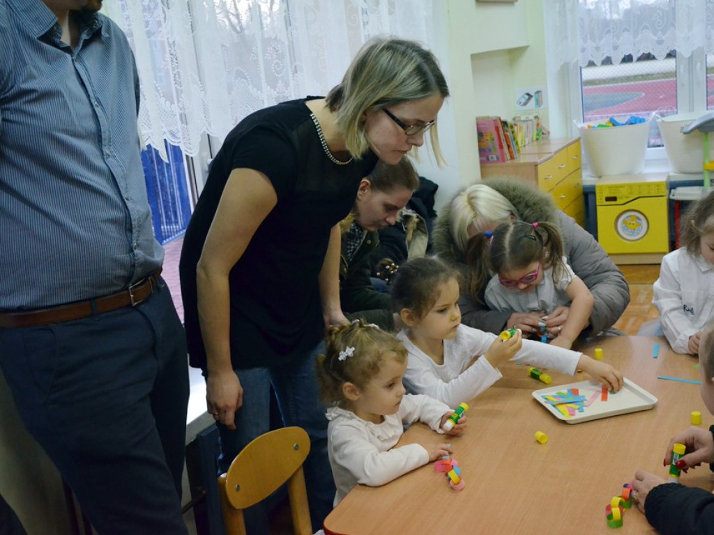 Przedszkolaki śpiewały świąteczne piosenki, a później ozdabiały z rodzicami choinkę