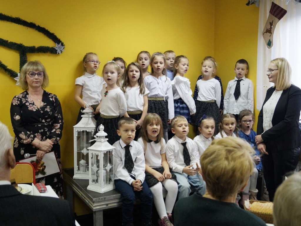Pyszności na świątecznym stole u seniorów, a od przedszkolaków piosenki