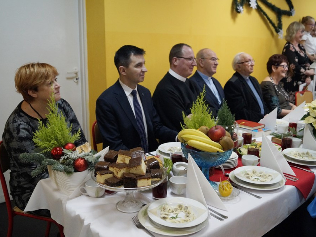 Pyszności na świątecznym stole u seniorów, a od przedszkolaków piosenki