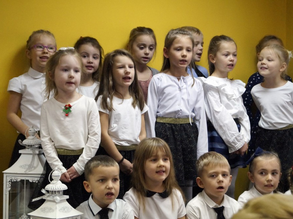 Pyszności na świątecznym stole u seniorów, a od przedszkolaków piosenki