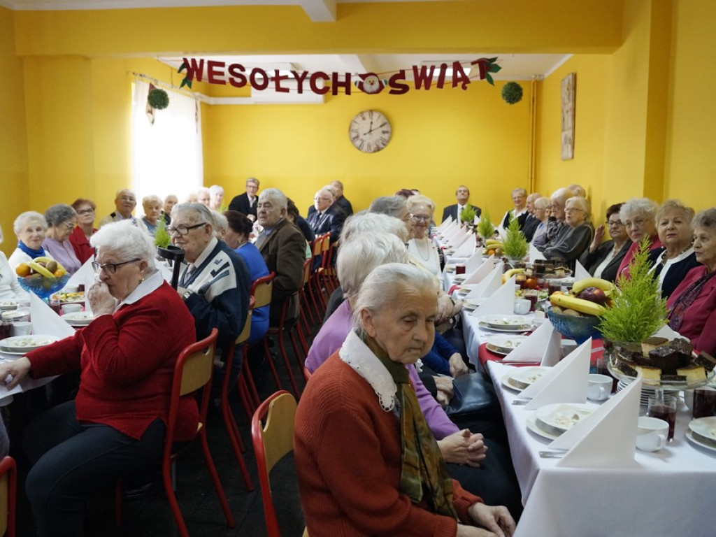 Pyszności na świątecznym stole u seniorów, a od przedszkolaków piosenki
