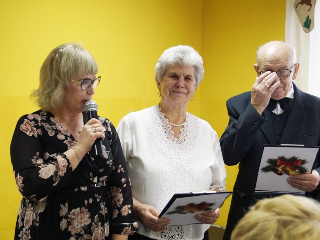 Pyszności na świątecznym stole u seniorów, a od przedszkolaków piosenki