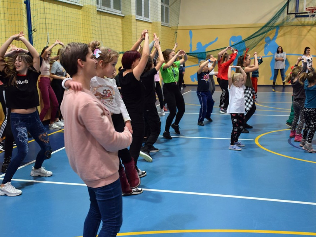 Radość tańca i pomagania. 7 Charytatywny Maraton Taneczny w Szkole Podstawowej nr 8
