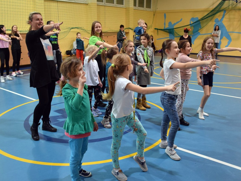 Radość tańca i pomagania. 7 Charytatywny Maraton Taneczny w Szkole Podstawowej nr 8