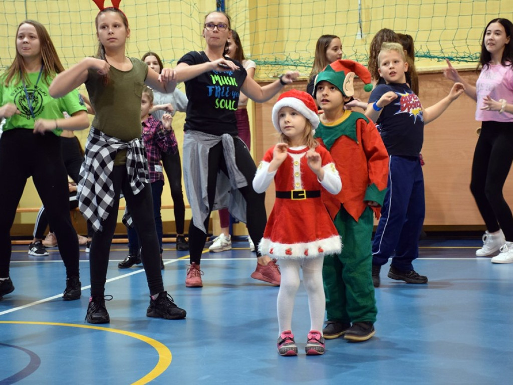 Radość tańca i pomagania. 7 Charytatywny Maraton Taneczny w Szkole Podstawowej nr 8