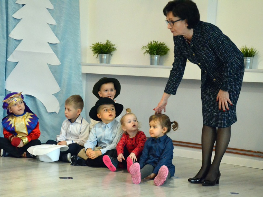 Marszałek Elżbieta Witek na jasełkach w Głogowie. Przywiozła prezenty dla dzieci