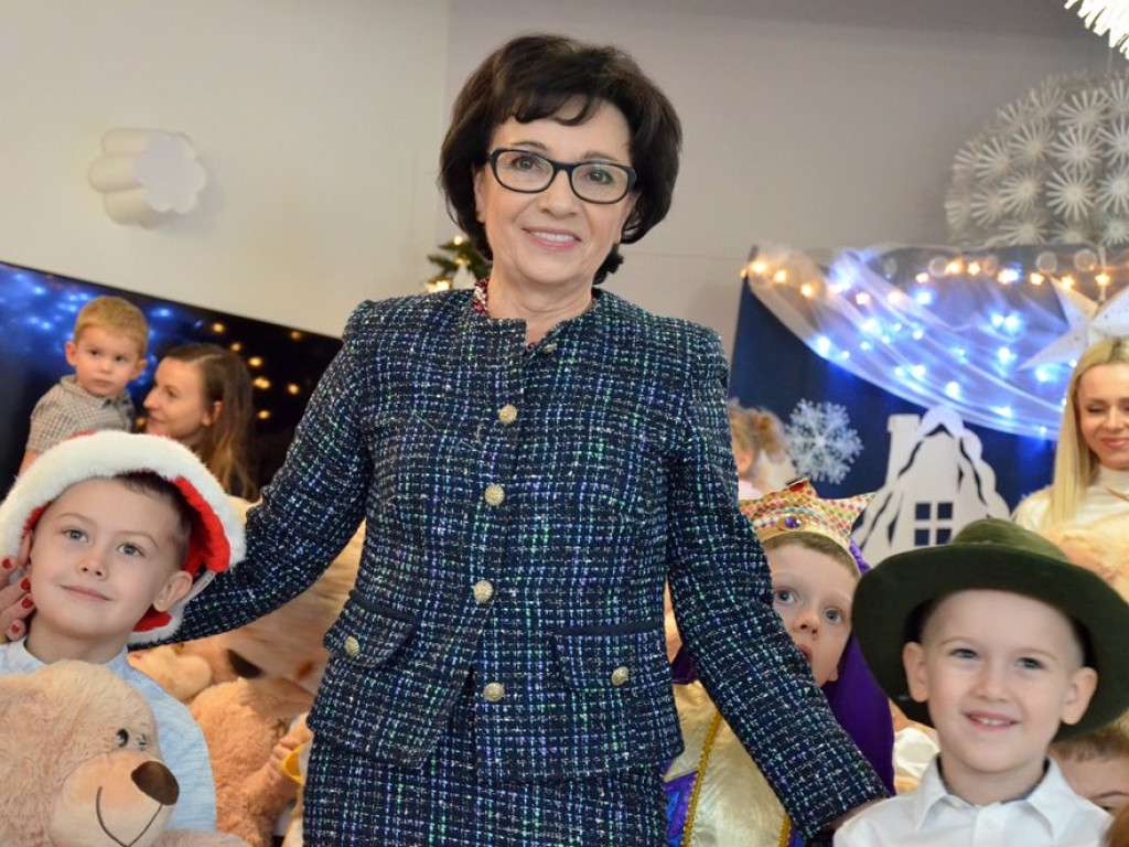Marszałek Elżbieta Witek na jasełkach w Głogowie. Przywiozła prezenty dla dzieci
