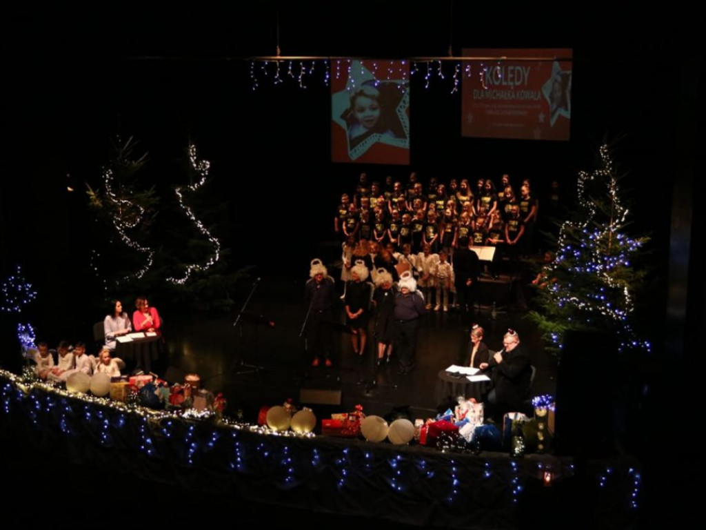 Mundurowi zaśpiewali kolędy dla chorego Michałka. Dali z siebie wszystko