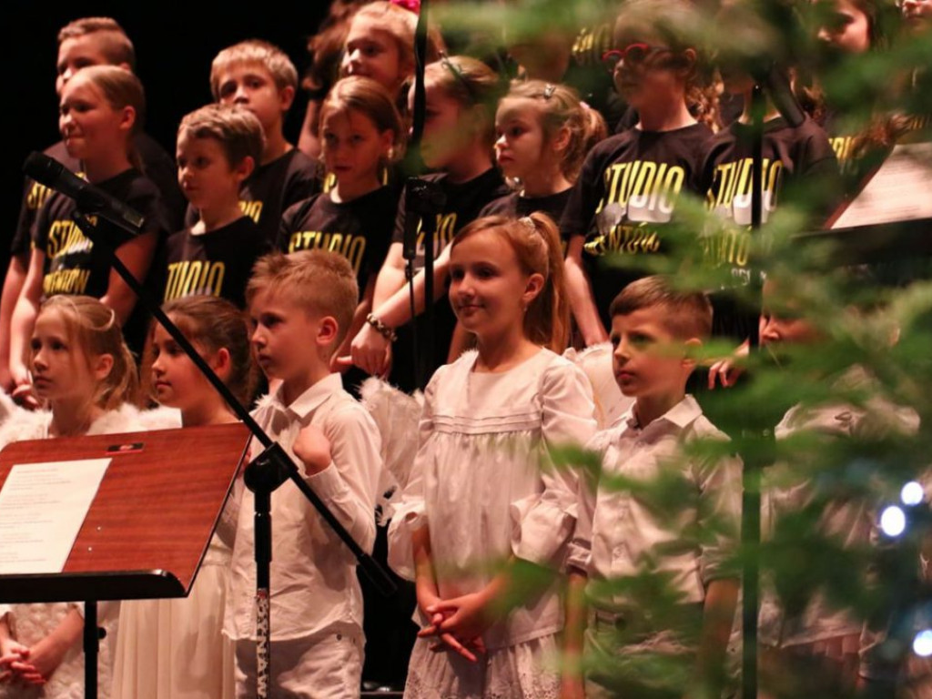Mundurowi zaśpiewali kolędy dla chorego Michałka. Dali z siebie wszystko
