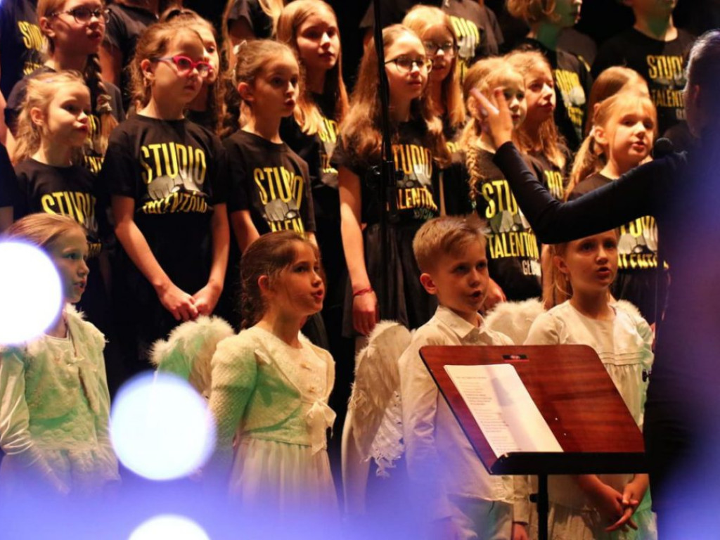 Mundurowi zaśpiewali kolędy dla chorego Michałka. Dali z siebie wszystko