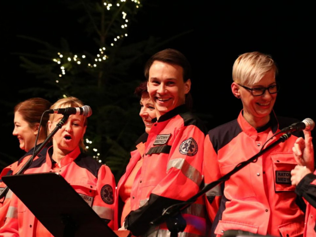 Mundurowi zaśpiewali kolędy dla chorego Michałka. Dali z siebie wszystko