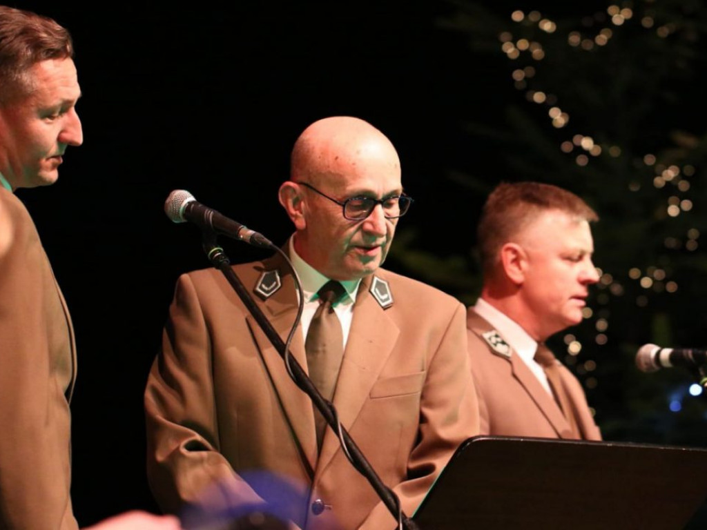 Mundurowi zaśpiewali kolędy dla chorego Michałka. Dali z siebie wszystko