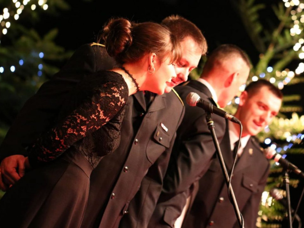 Mundurowi zaśpiewali kolędy dla chorego Michałka. Dali z siebie wszystko