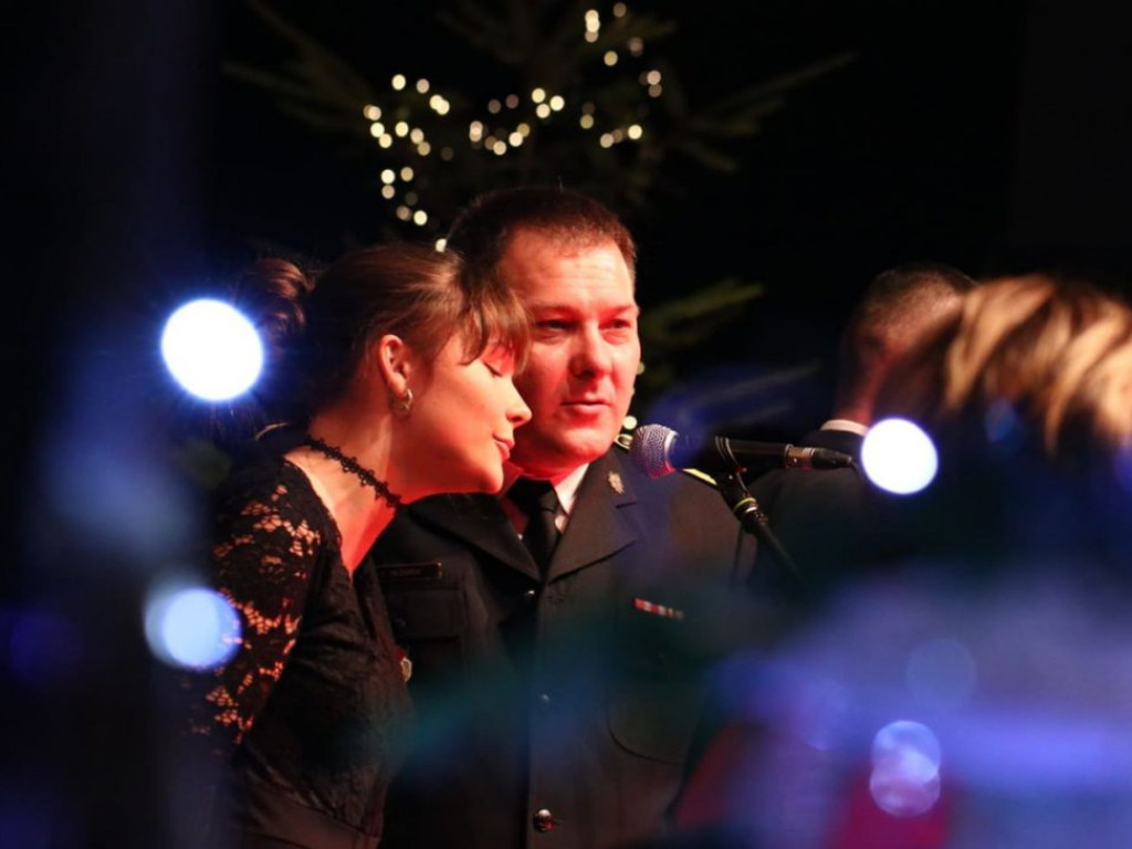 Mundurowi zaśpiewali kolędy dla chorego Michałka. Dali z siebie wszystko