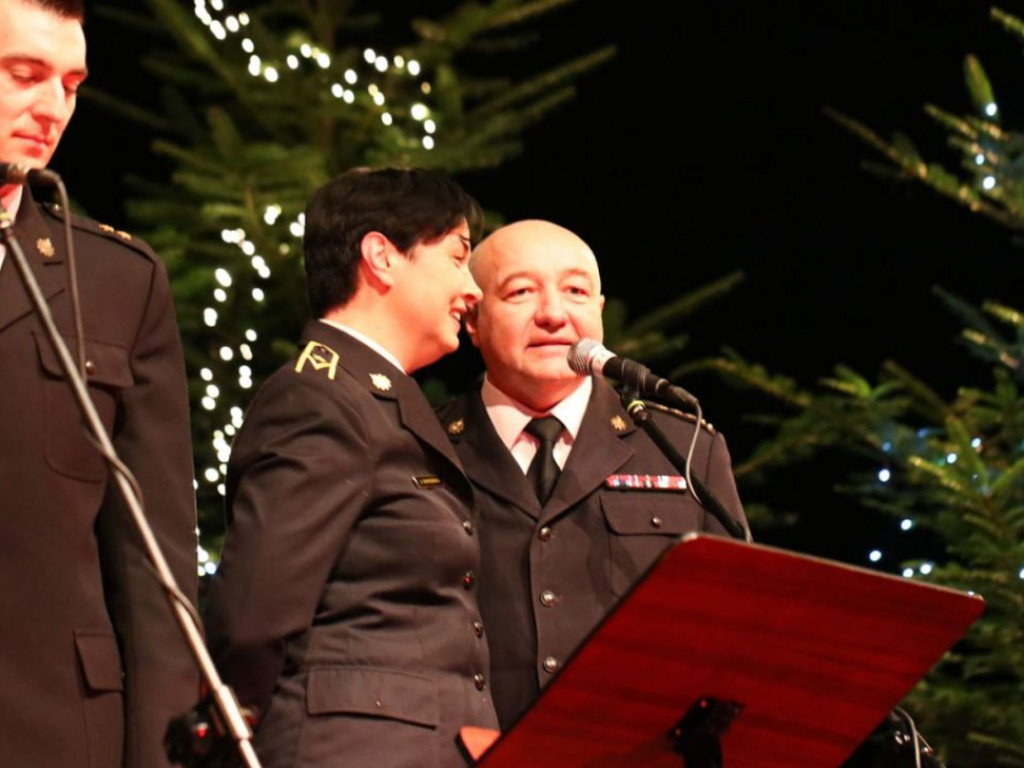 Mundurowi zaśpiewali kolędy dla chorego Michałka. Dali z siebie wszystko