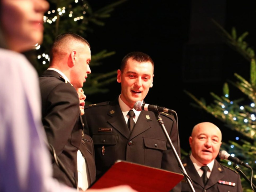 Mundurowi zaśpiewali kolędy dla chorego Michałka. Dali z siebie wszystko