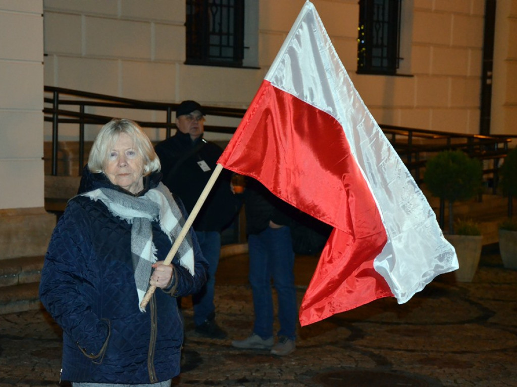 Wolne sądy! Konstytucja! Ponad 200 osób na manifestacji pod ratuszem w Głogowie