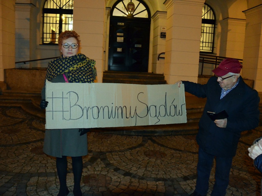 Wolne sądy! Konstytucja! Ponad 200 osób na manifestacji pod ratuszem w Głogowie