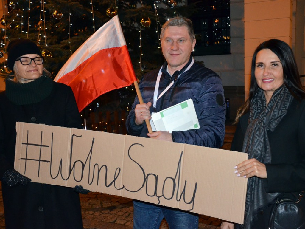 Wolne sądy! Konstytucja! Ponad 200 osób na manifestacji pod ratuszem w Głogowie